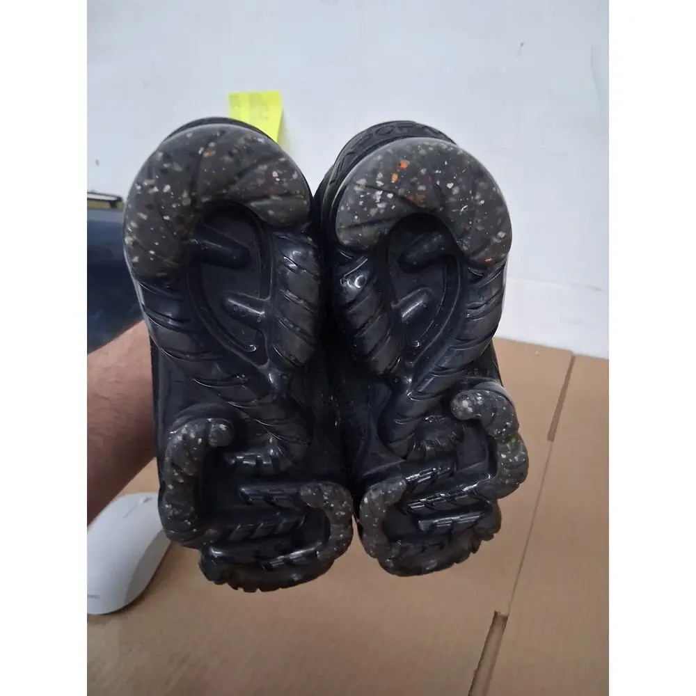 USED NIKE youth BLACK 6Y